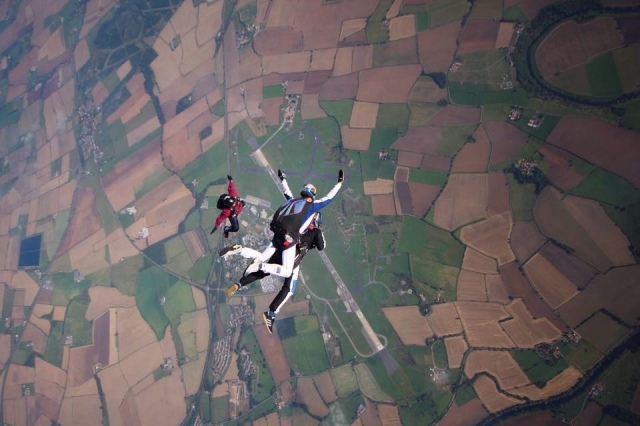  自由落体双人跳伞 